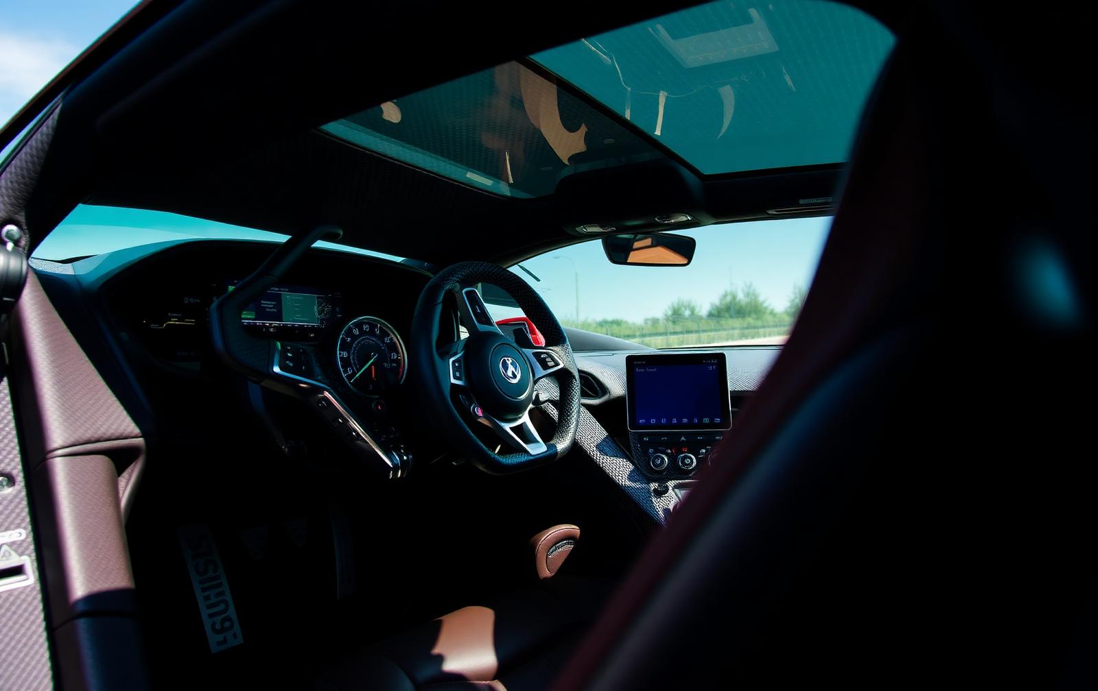 Cockpit eines Supersportwagens mit Carbon, Leder und digitalem Display